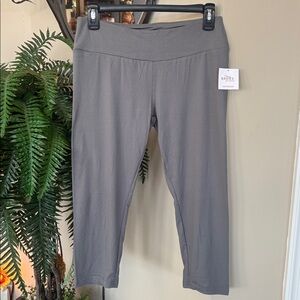 Brand New Sexy Basics Gray Cropped Stretch Leggings Pull On Capri Pants Workout